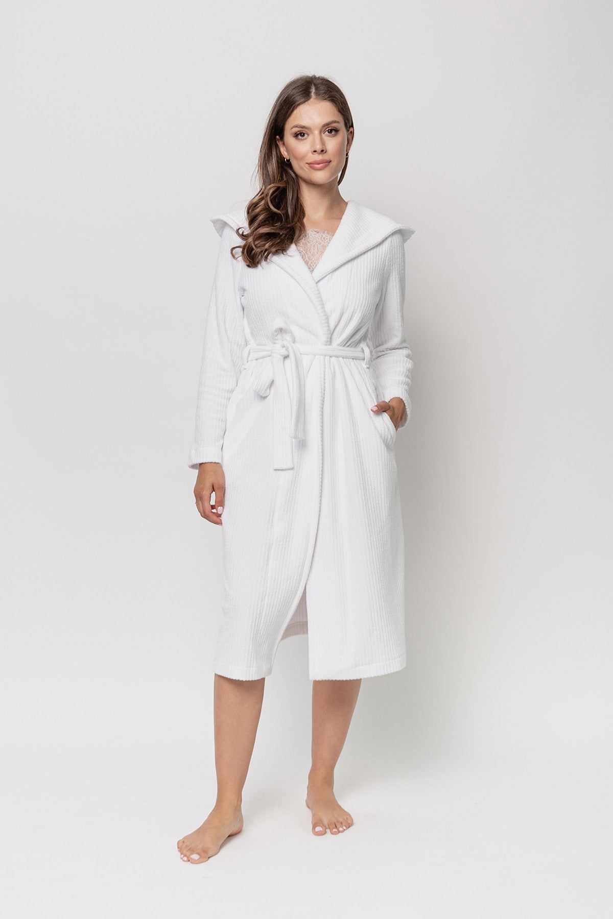 calma-bialy-szlafrok-z-kapturem-z-frotte-na-basen.jpg