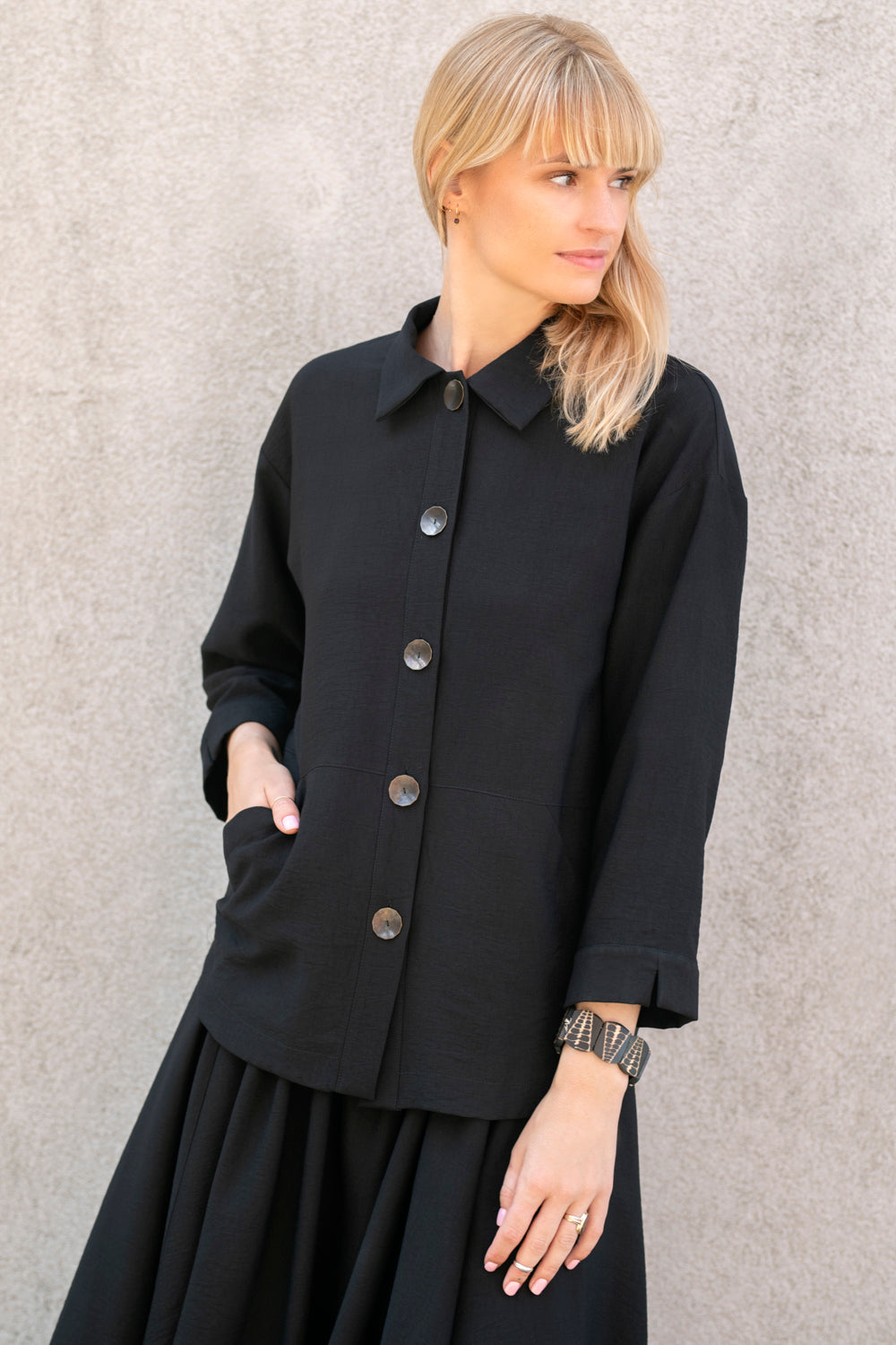 echo-czarna-koszula-z-wiskozy-z-praktycznymi-kieszeniami.jpg