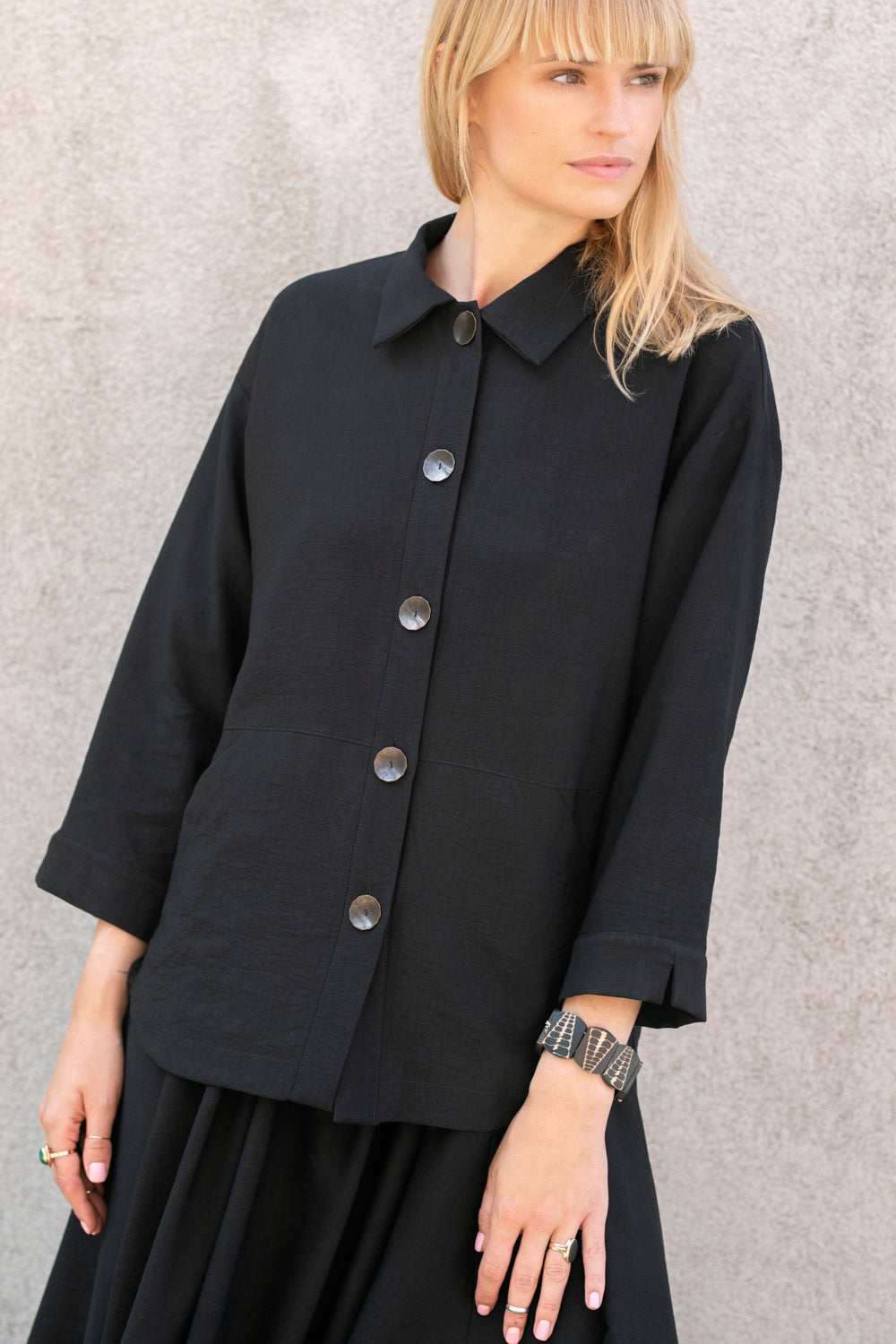 echo-elegancka-czarna-koszula-z-wiskozy-z-kieszeniami.jpg