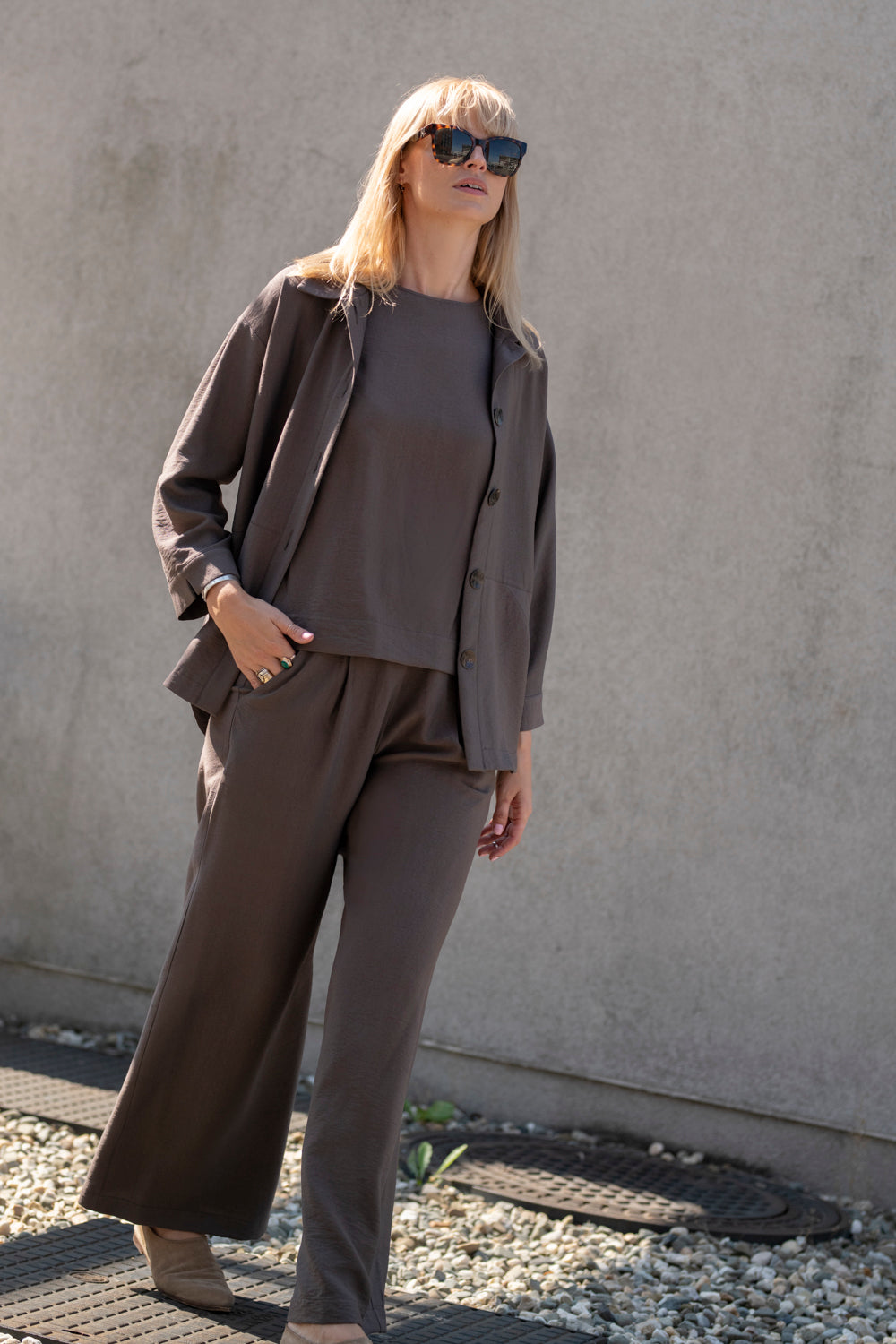 echo-komplet-z-wiskozy-kakao-top-koszula-i-szerokie-spodnie.jpg
