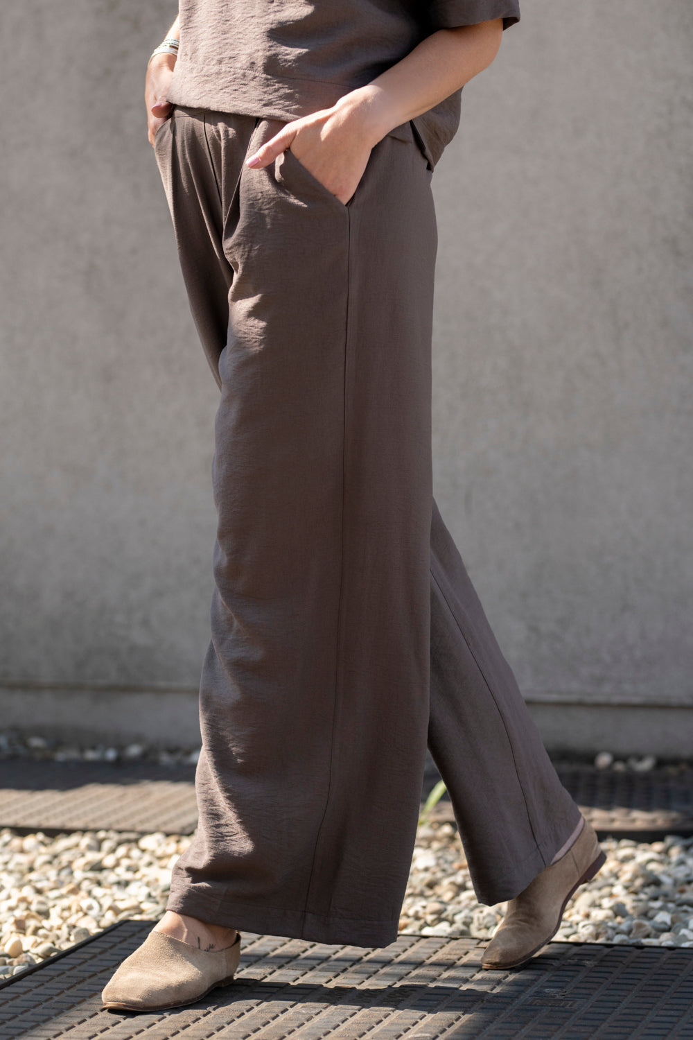 echo-modne-spodnie-z-wiskozy-kakao-szerokie-nogawki.jpg