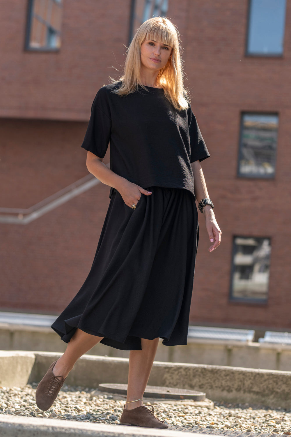 echo-t-shirt-oversize-i-spodnica-midi-z-kieszeniami-czarny.jpg
