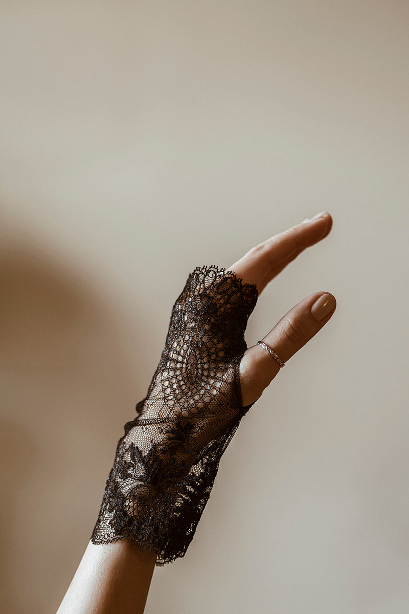 koronkowe-mitenki-czarne-stylowy-i-romantyczny-dodatek-na-wieczor_c224e5b1-4f57-4e10-8293-adeee1bb164f.jpg