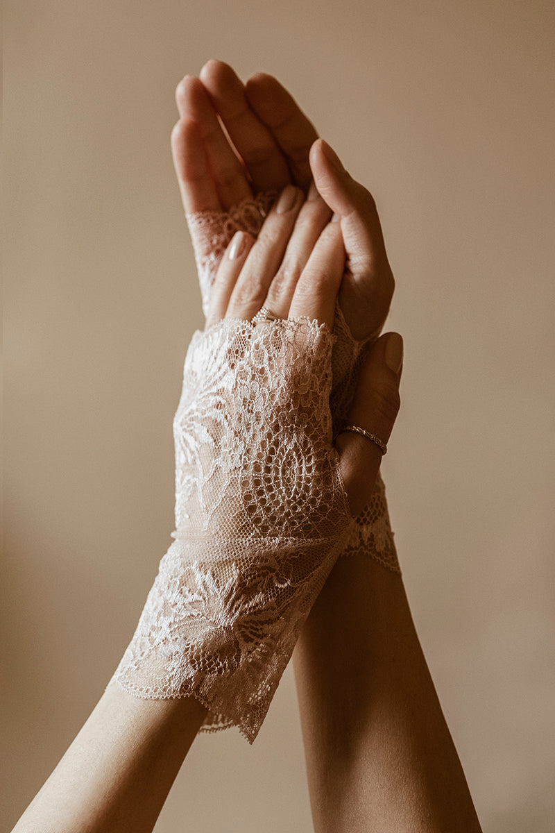 koronkowe-rekawiczki-w-kolorze-jasnego-rozu-zmyslowy-detal.jpg