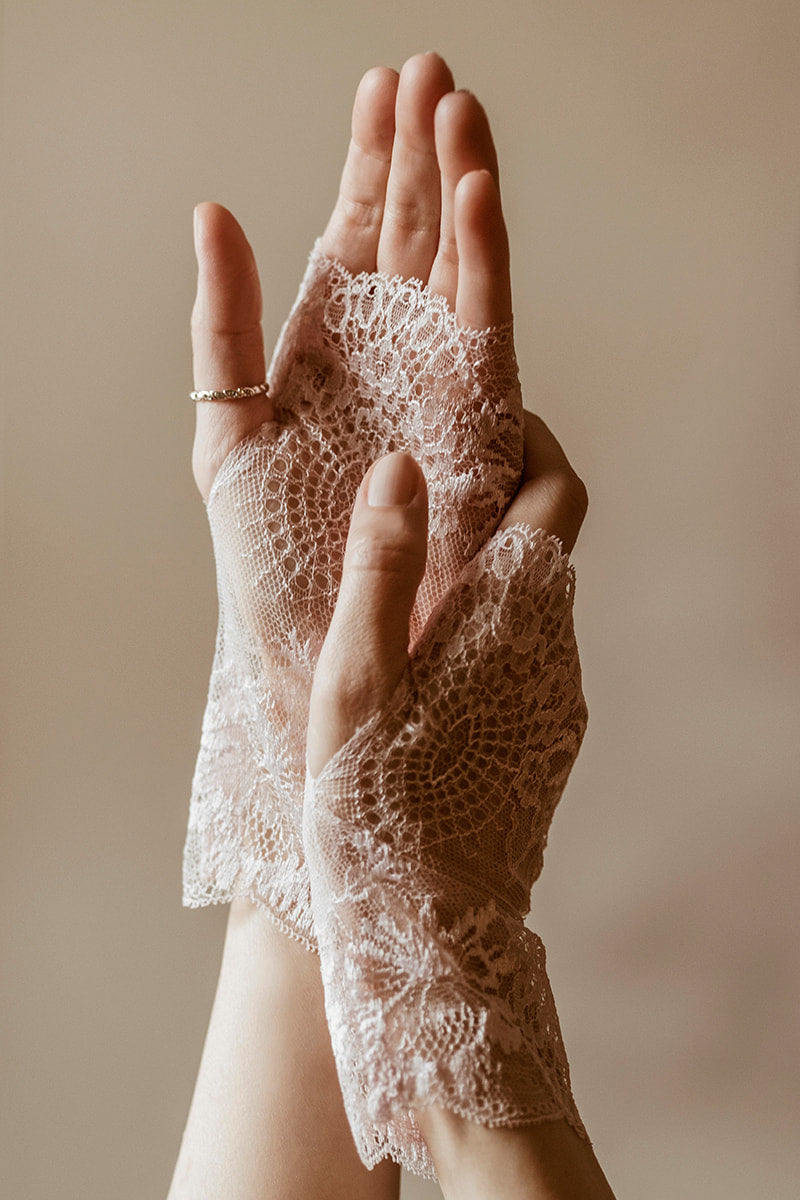 koronkowe-rekawiczki-z-delikatnej-koronki-jasny-roz-na-wieczor.jpg