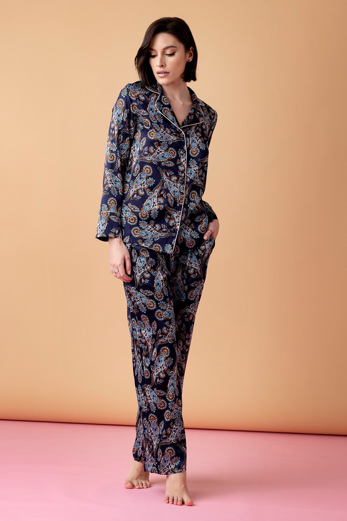 lullaby-jedwabna-dluga-pizama-w-kolorze-glebokiego-granatu-z-wzorem-paisley.jpg