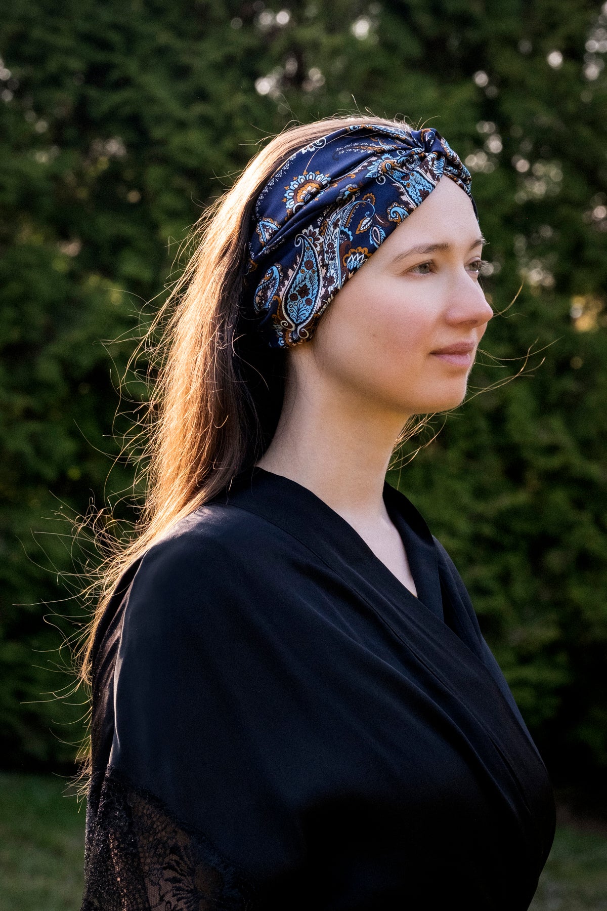 lullaby-opaska-do-wlosow-z-jedwabiu-granatowa-paisley.jpg